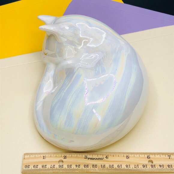 Vintage 80s White Pearlescent Ceramic Sleeping Cat Figurine - Oil Spill Glaze - Picture 9 of 10